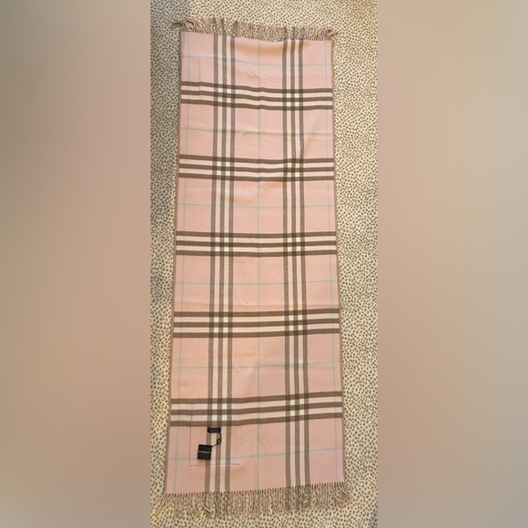 Large Burberry scarf with pockets - Picture 2 of 10
